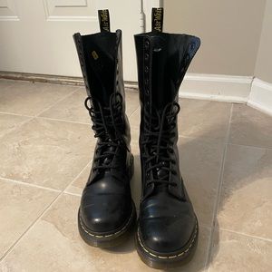 14 eyelet dr. Martens